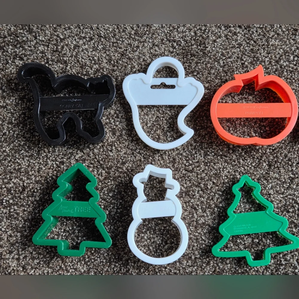 Lot of 12 WILTON / FOX RUN Plastic COOKIE CUTTERS Christmas Halloween